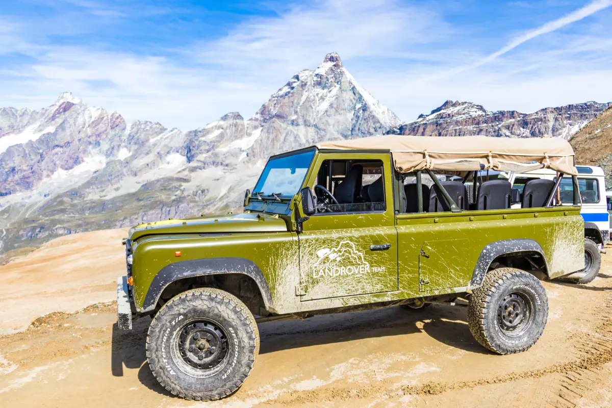 Defender verde con il Cervino sullo sfondo