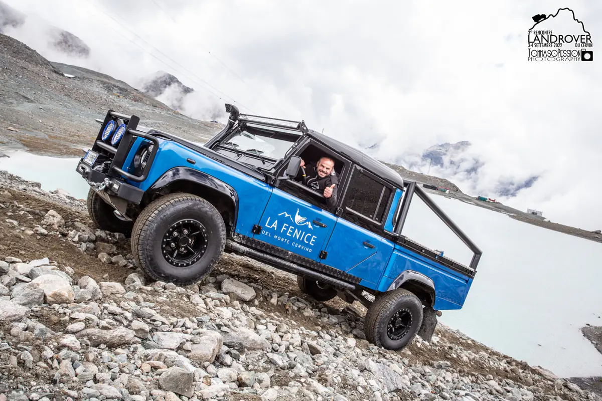 Defender blu su terreno roccioso d’alta quota