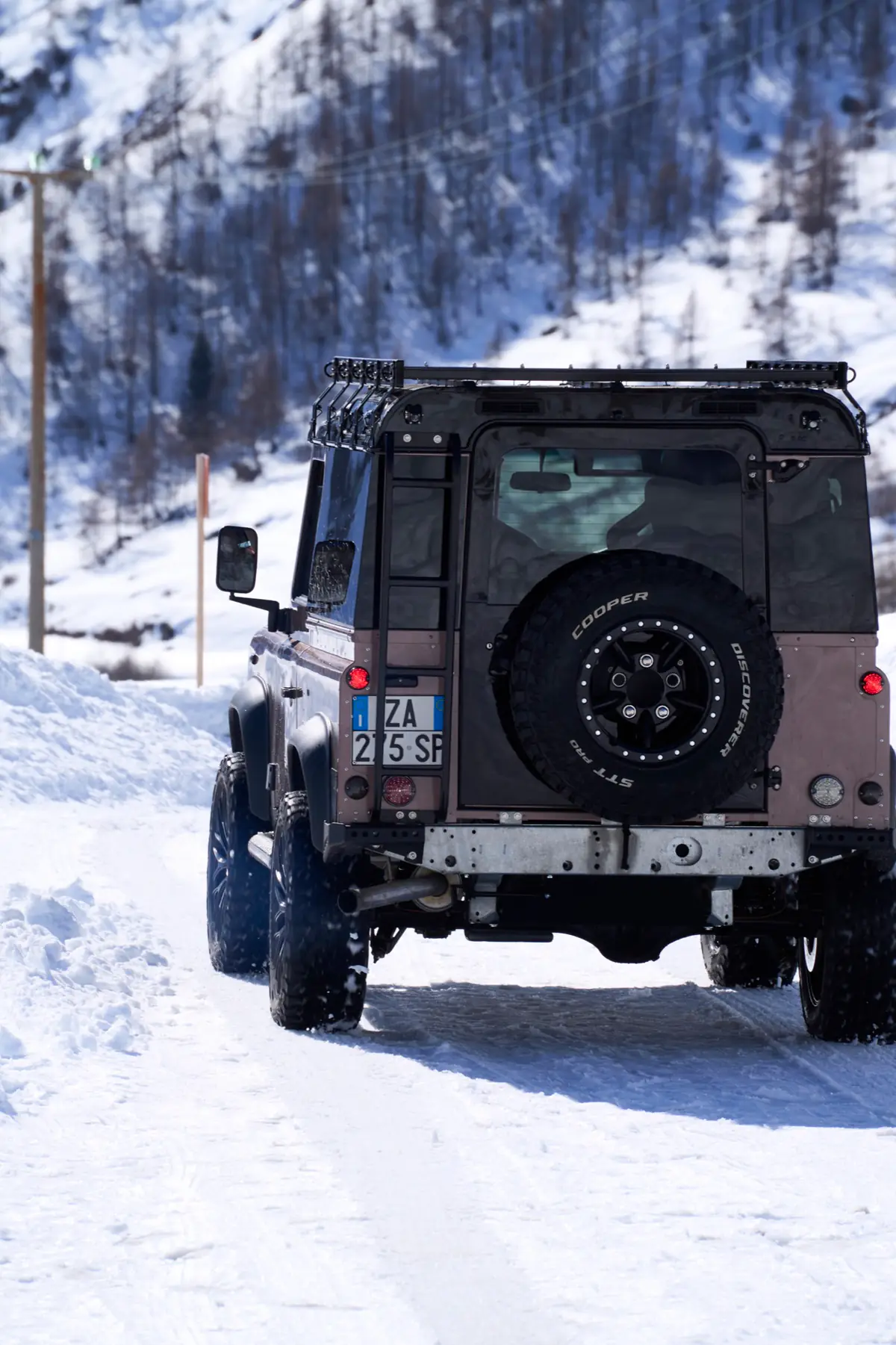 Defender preparato su una strada innevata