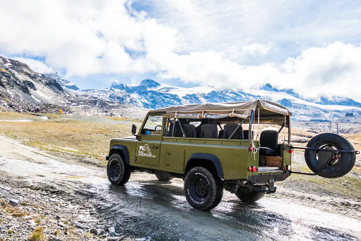 Defender sulle strade alpine di Cervinia