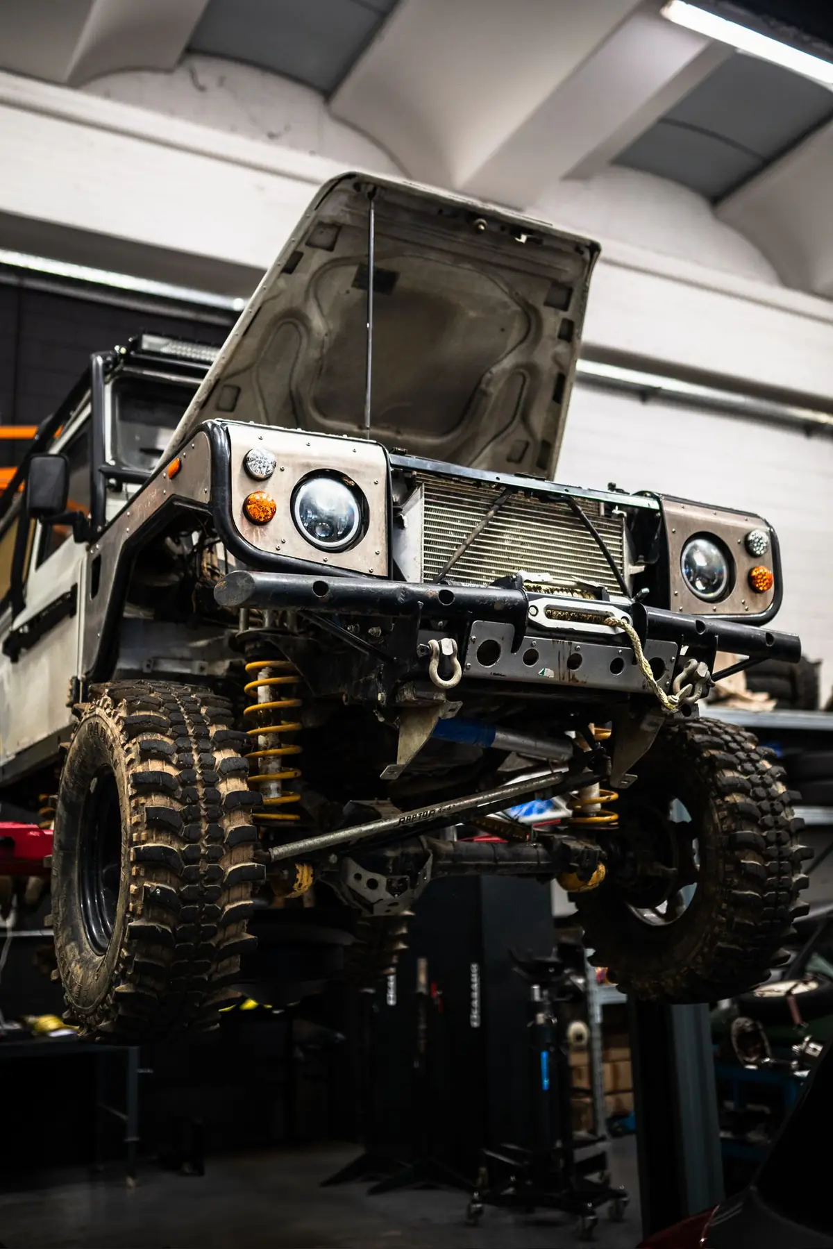 Defender in lavorazione sul ponte in officina